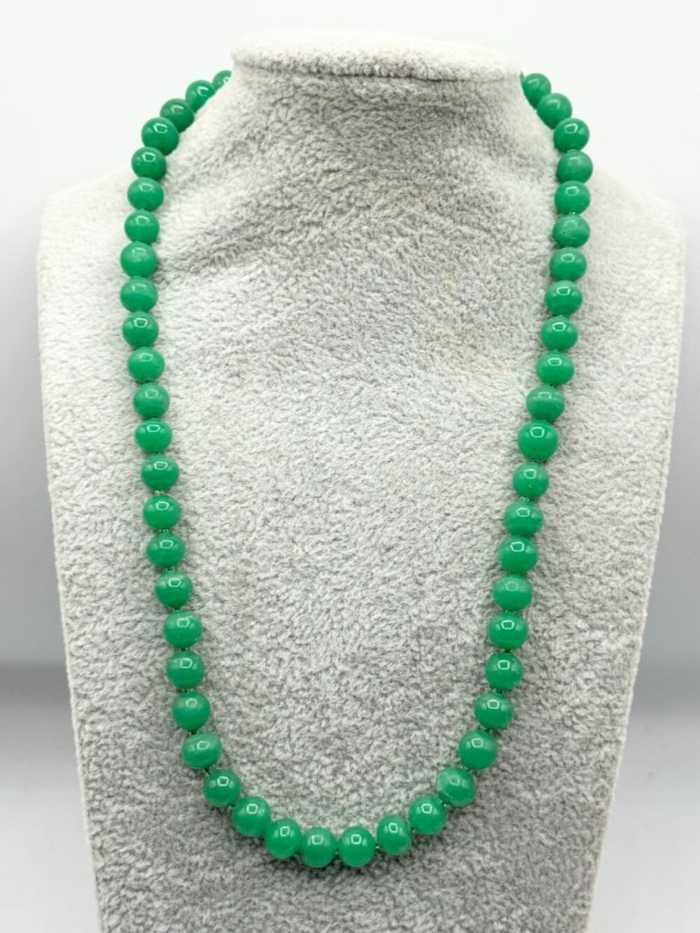 Vintage green stone beaded long necklace